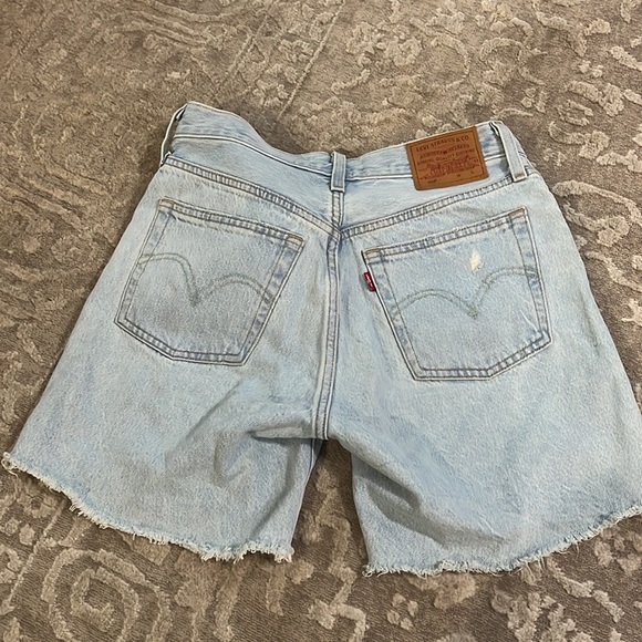 Size 26 Levi’s mid length shorts, high rise. - Picture 4 of 5